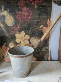 Oude zinken waterschep emmer