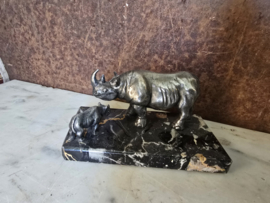 Verzilverd beeldje zwarte neushoorn met jong WNF