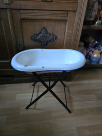 Wit emaille badje op standaard