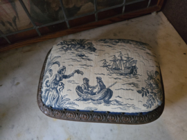 Antiek voetenbankje toile de jouy stof