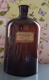 Grote oude bruin glazen apothekersfles met etiket