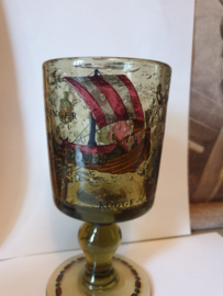 Oud glas op voet zeilschip