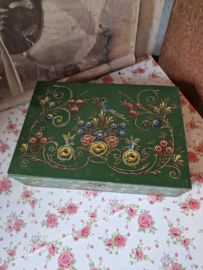 Oud groen beschilderde houten kist