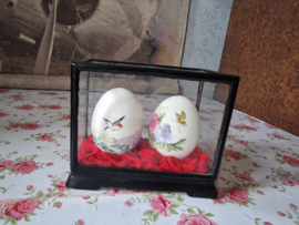 Handbeschilderde eieren in vitrine nr2