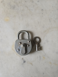 Oud metalen hangslot nr1