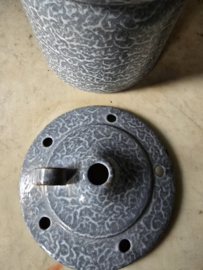 Grijs gewolkte emaille melkkoker