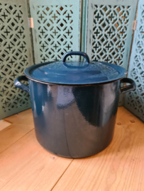 Grote donkerblauwe emaille pan