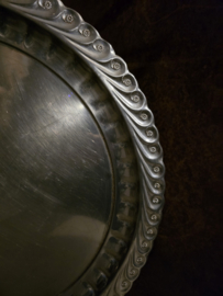 Ronde bewerkte metalen dienblad