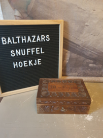 Oud bewerkt houten kistje met sleutel