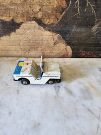 Oud blikken ambulance auto