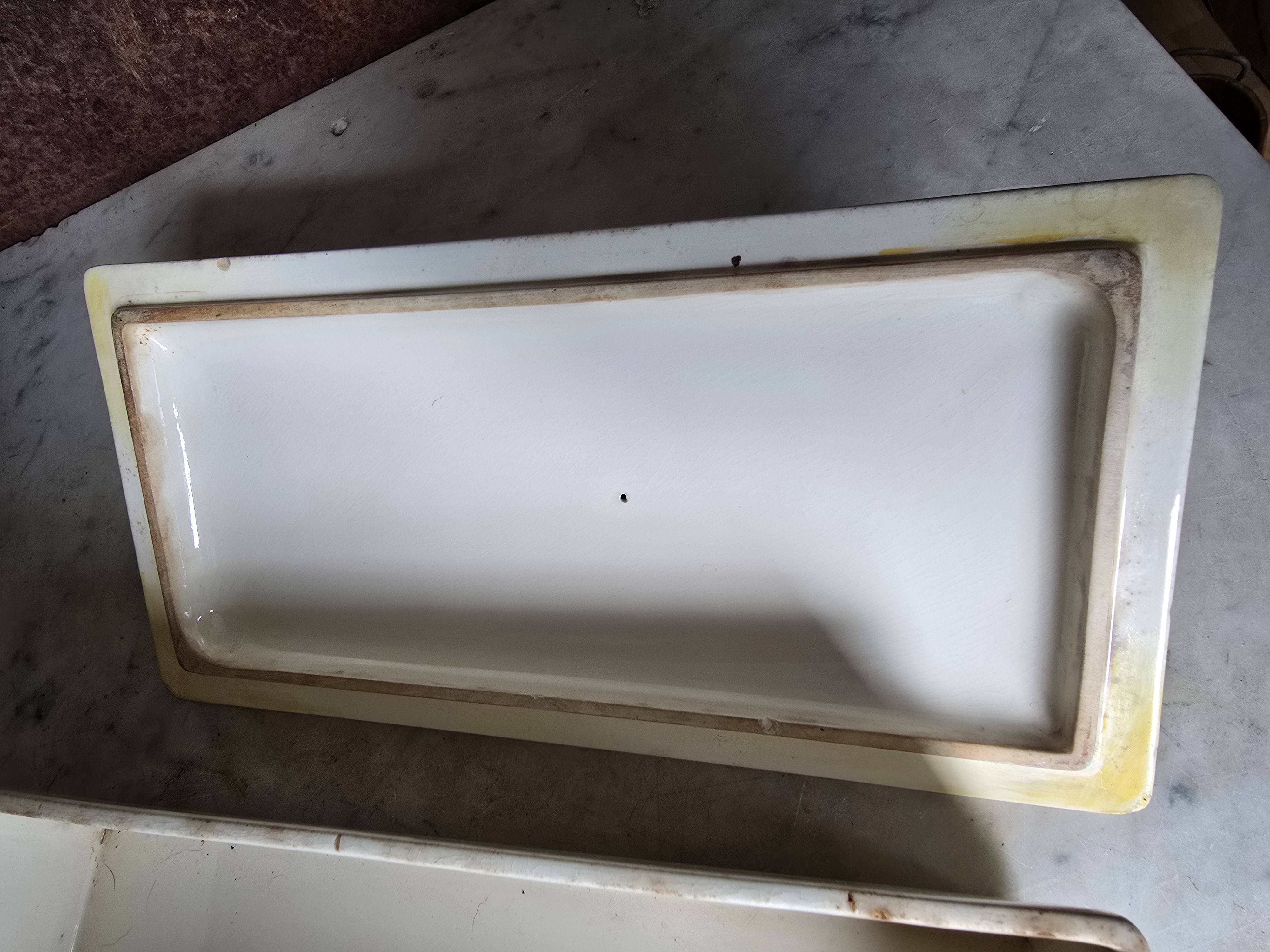 Oude creme aardewerken haringterrine