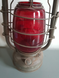 Oude industriële stormlamp stormlantaarn rood glas