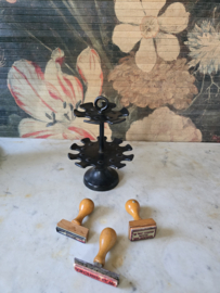 Zwart metalen stempelmolen