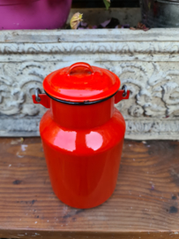 Rood emaille melkbus