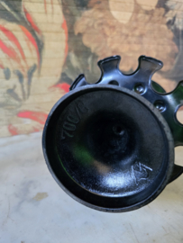 Zwart metalen stempelmolen