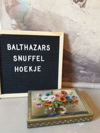 Oude brocante koektrommel boeket bloemen