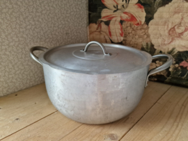 Grote oude aluminium pan