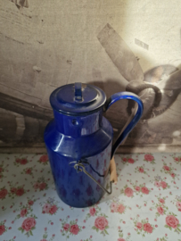 Donkerblauw emaille melkbus melkkan