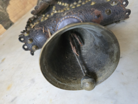Antiek handgemaakte leren band met koeienbel