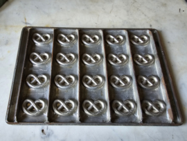Oude metalen chocolademal krakelingen