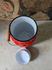 Rood emaille melkbus