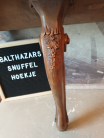 Antiek halfrond tafeltje voor aan de wand