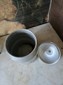 Oude aluminium voorraad bus boon