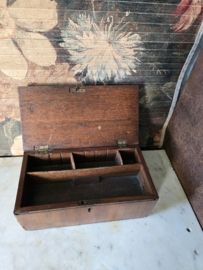 Antiek houten naaidoos speldenkussen