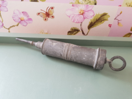 Oude zinken oliespuit