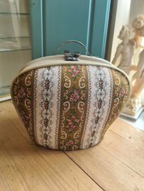 Oude brocante theemuts roosjes