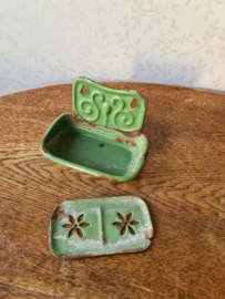 Oud groen emaille zeepbakje