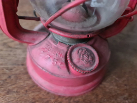 Oude rode stormlantaarn