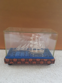 Verzilverde  filigrain schip  miniatuur in vitrine