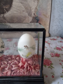 Handbeschilderde eieren in vitrine nr1