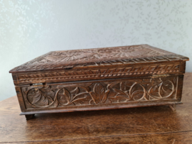 Oude bewerkt houten schrijfkist pauw