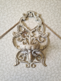 Brocante gietijzeren muur kandelaar
