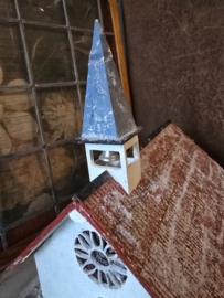 Oud handgemaakt kerkje kerst