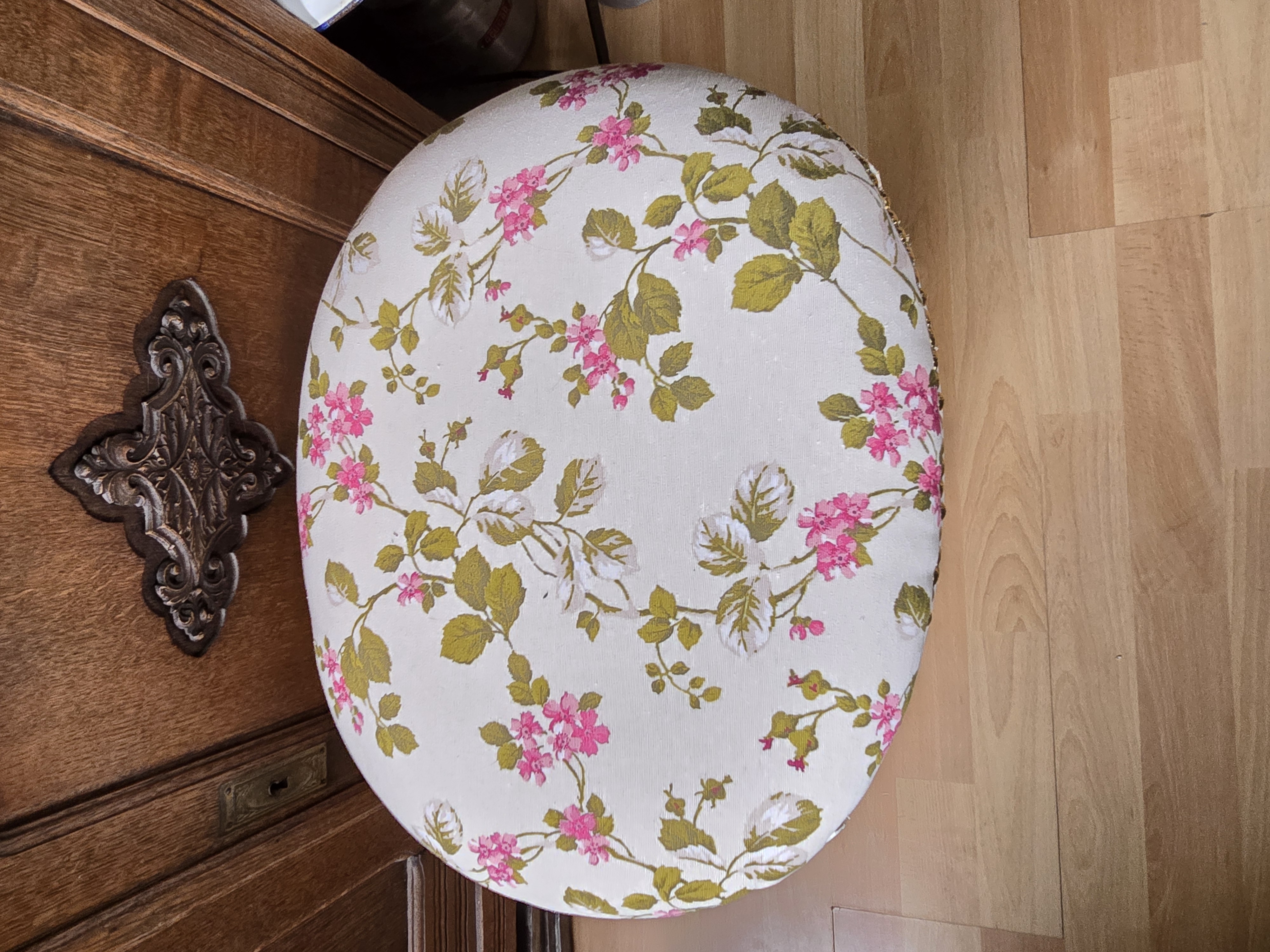 Wit brocante ovaal voetenbankje kersenbloesem