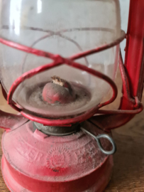 Oude rode stormlantaarn