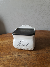 Oude zoutpot met houten deksel