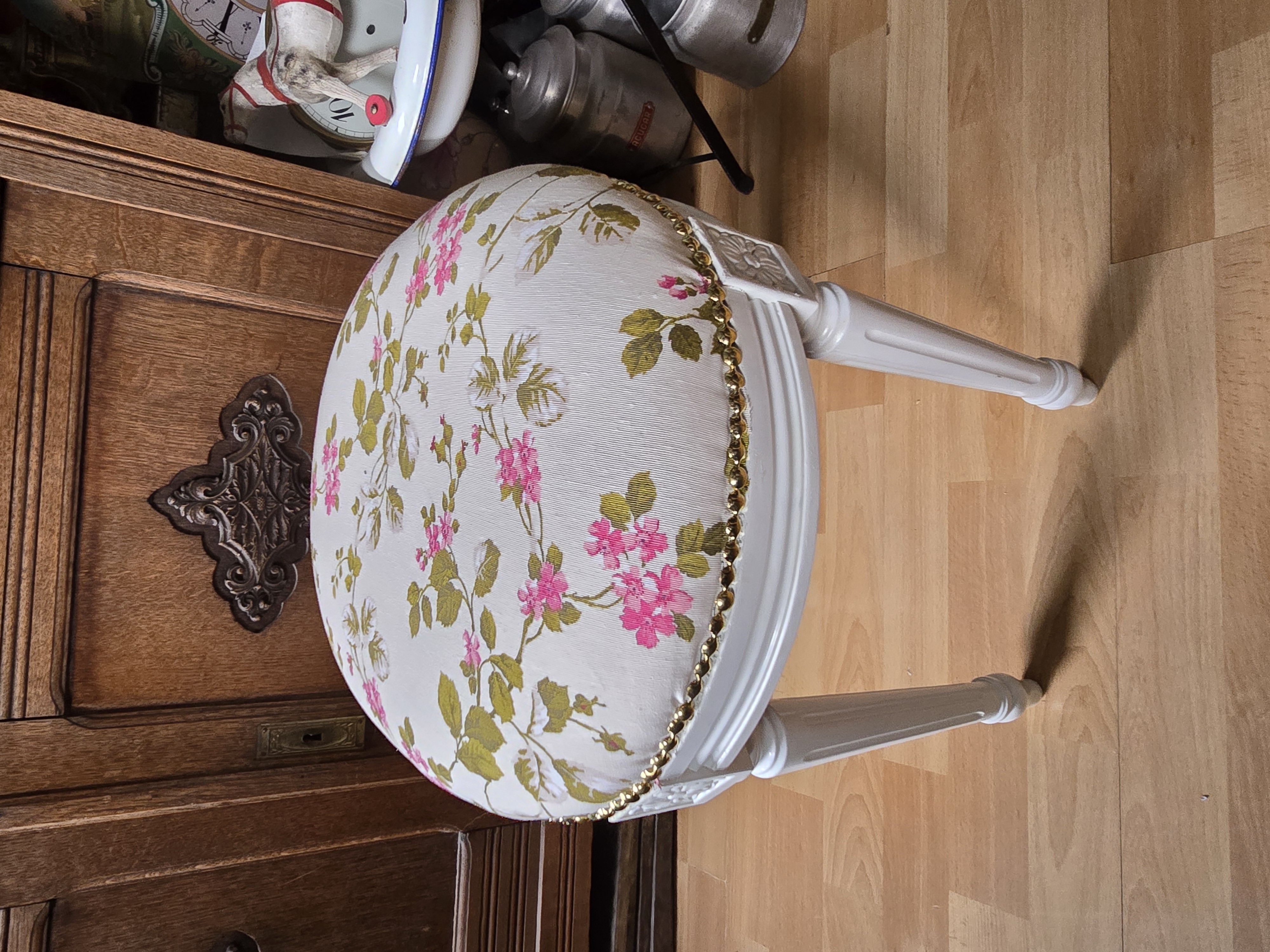 Wit brocante ovaal voetenbankje kersenbloesem