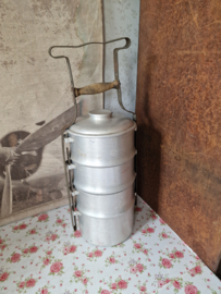 Oude aluminium etensdrager rantang
