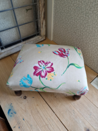 Brocante voetenbankje tulp