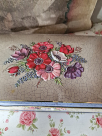 Oud blikken koektrommel anemonen