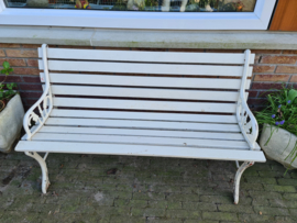 Wit brocante tuinbankje