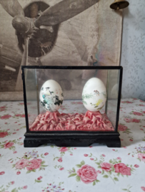 Handbeschilderde eieren in vitrine nr1