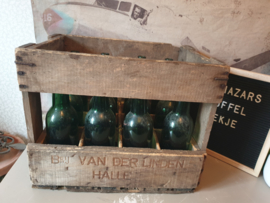 Oude houten krat met oud groen glazen flesjes
