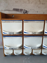 Antieke kruidenkast koffie thee suiker