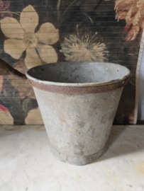 Oude zinken waterschep emmer