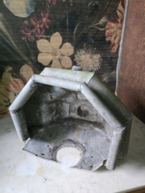 Antiek zinken regenpijp vergaarbak